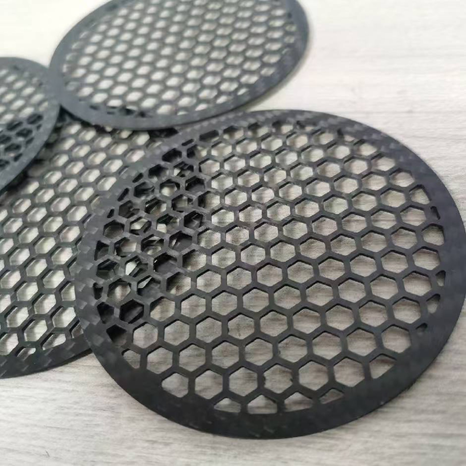蜂窝网孔碳纤维板 / Honeycomb-cut carbon sheet