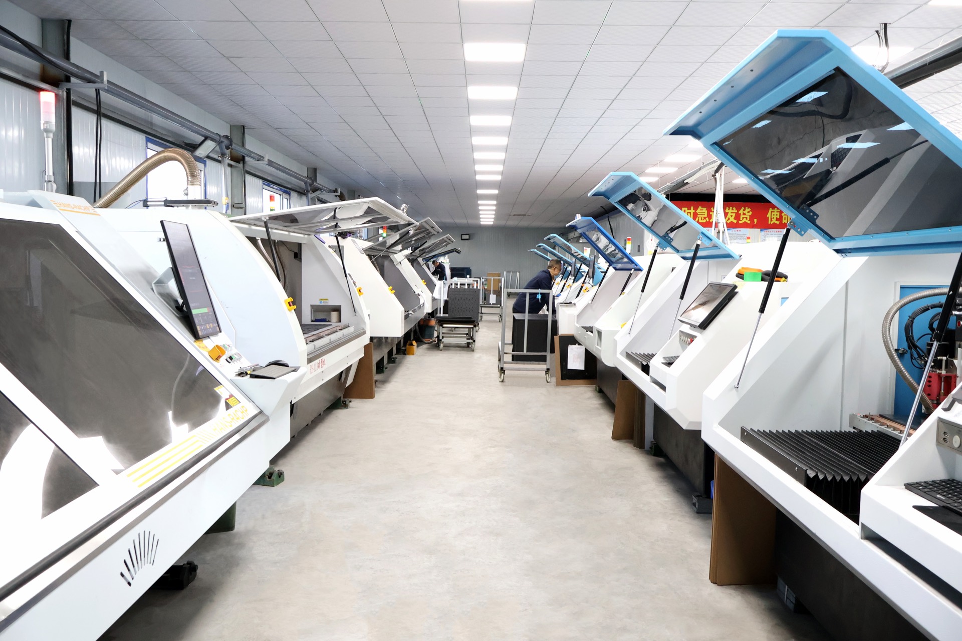 大同精微数控精雕车间 / CNC workshop